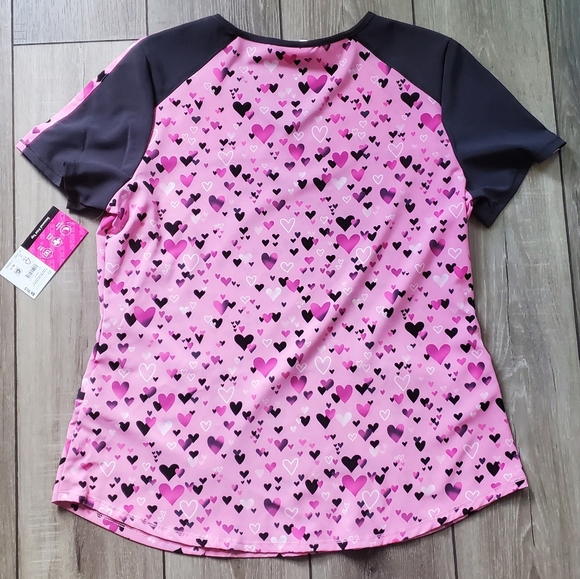 Small pink heart print scrub top - Picture 11 of 13